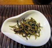 白鶏冠・ハッケイカン 【４大岩茶の一つで優しい香と味わいを持つ・新茶、無農薬有機栽培】
